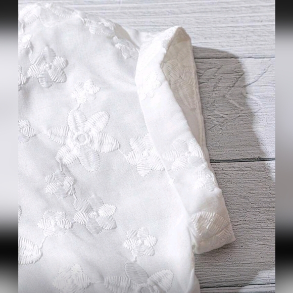 Emery Rose Casual V-Neck Button Short Sleeve Top - White - Picture 4 of 7